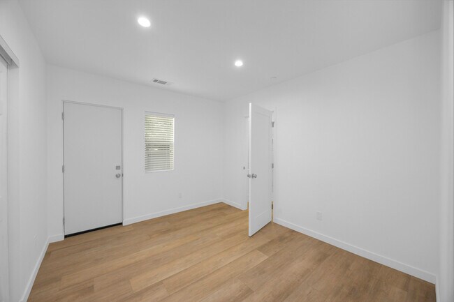 Building Photo - 308 N Catalina Ave