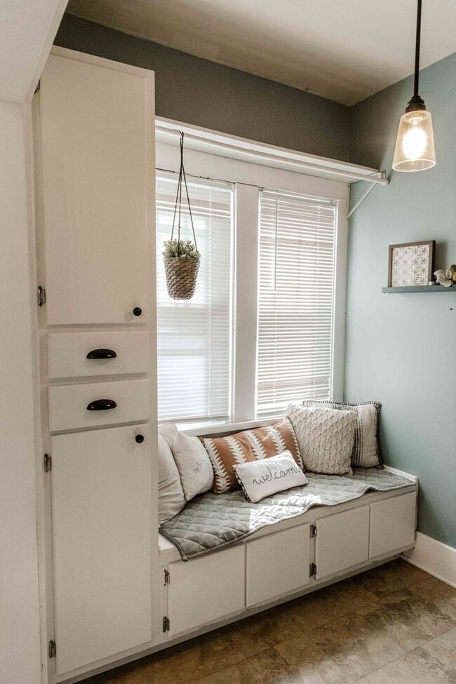 Building Photo - Charming 3 Bedroom Home with Hardwood Floo...