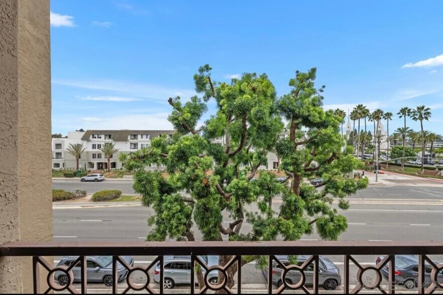 Building Photo - 8889 Caminito Plaza Centro