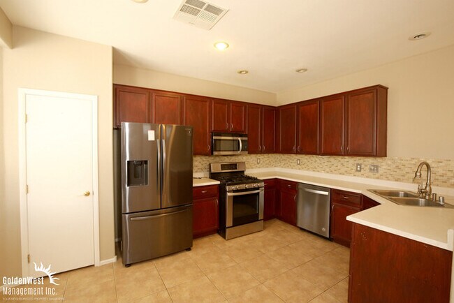 Building Photo - Spacious 3Bdm 2.5Ba Two-Story Home in Henderson