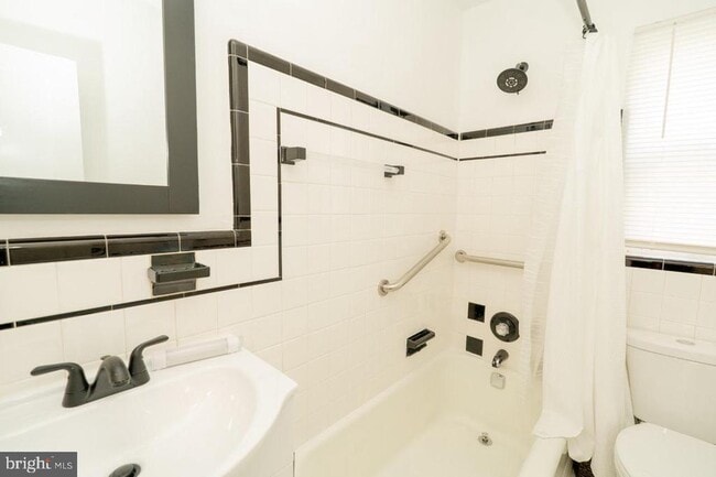 Building Photo - 1037 16th St S