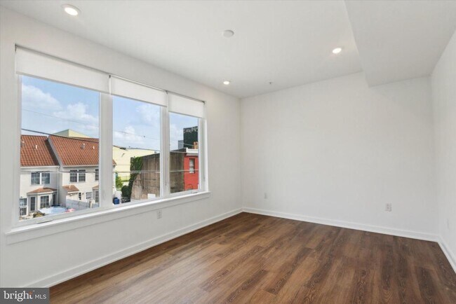 Building Photo - 2421 N Mascher St