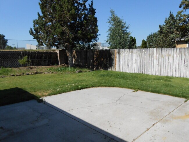 Building Photo - VIDEOTOUR: Across from Mt View High School...