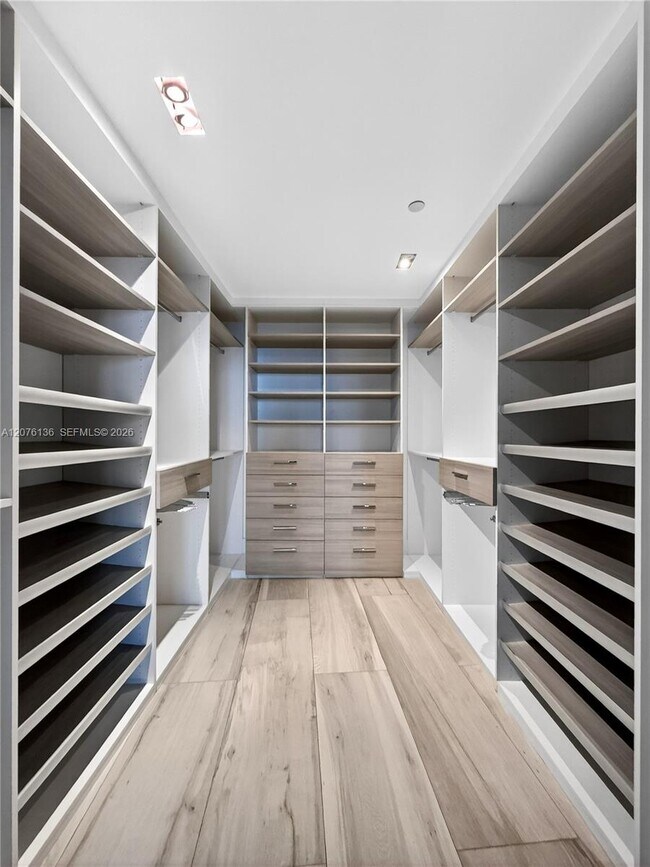 Building Photo - 2020 N Bayshore Dr