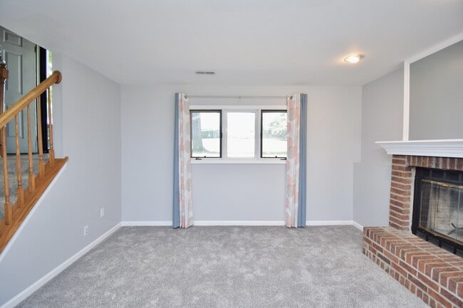 Building Photo - 647 Regent Rd