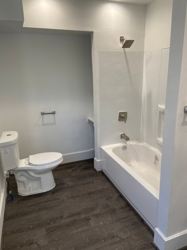 Building Photo - $1,300 - Newly 3 Bedroom 2 Bath
