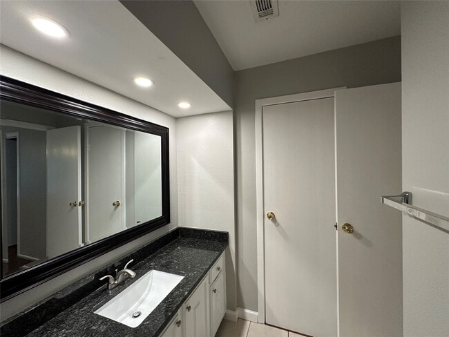 Building Photo - 3647 Palm Grove Dr
