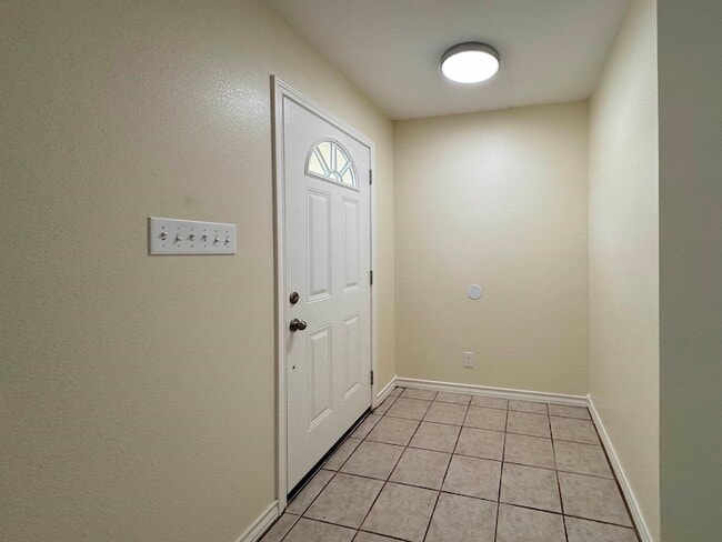 Building Photo - 304 Anthony Ln