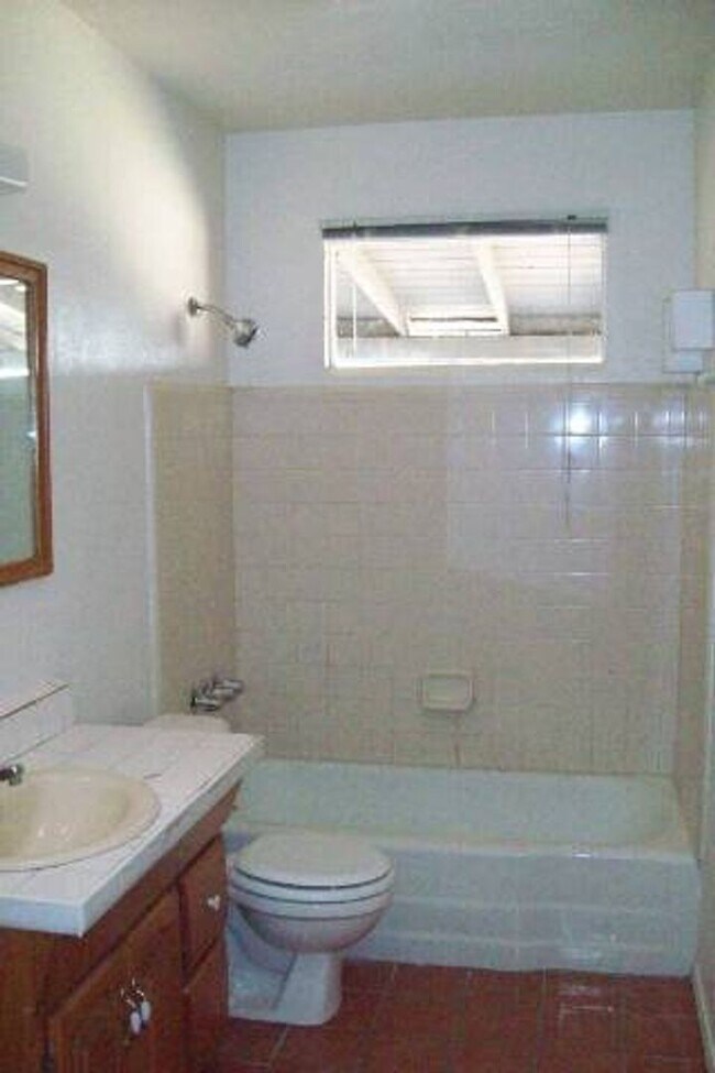 Building Photo - 4 Bedroom 3 Bath Home Available