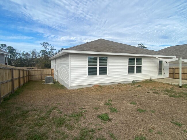 Building Photo - Efficient 4BR Living with Fenced Yard & Convenient Access