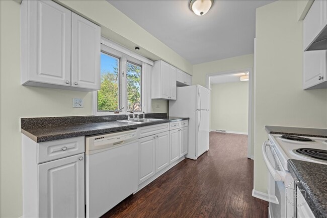 Building Photo - 751 Monticello Dr