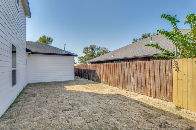 Building Photo - 1610 Life Ave