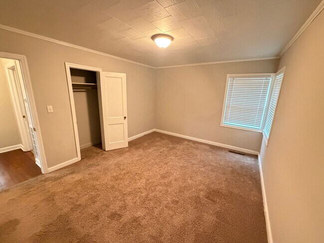 Building Photo - 3bd/2ba House in Jackson Park w/ Large Den, Back Porch, & Fenced Back Yard