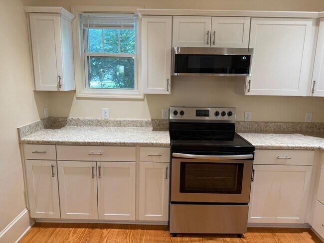 Building Photo - Beautiful 3 Bedroom Apartment