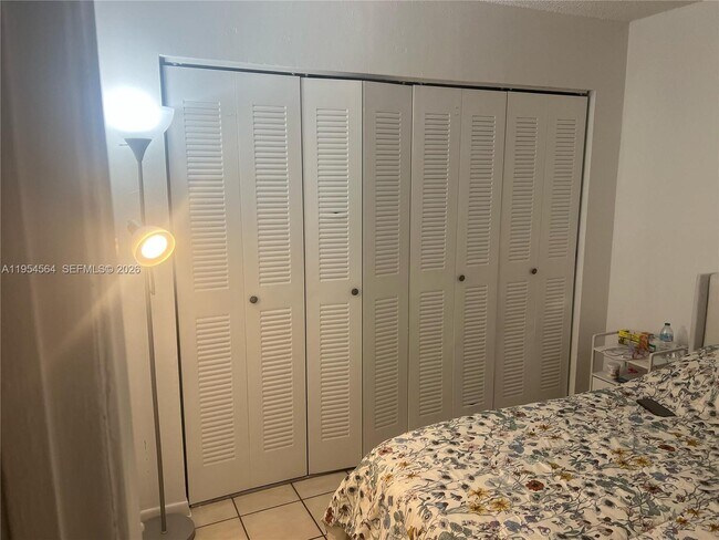 Building Photo - 526 NW 114th Ave