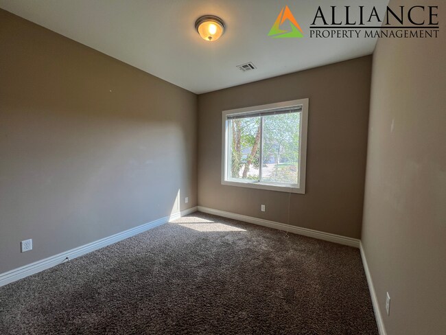 Building Photo - Beautiful Home on the East Side!