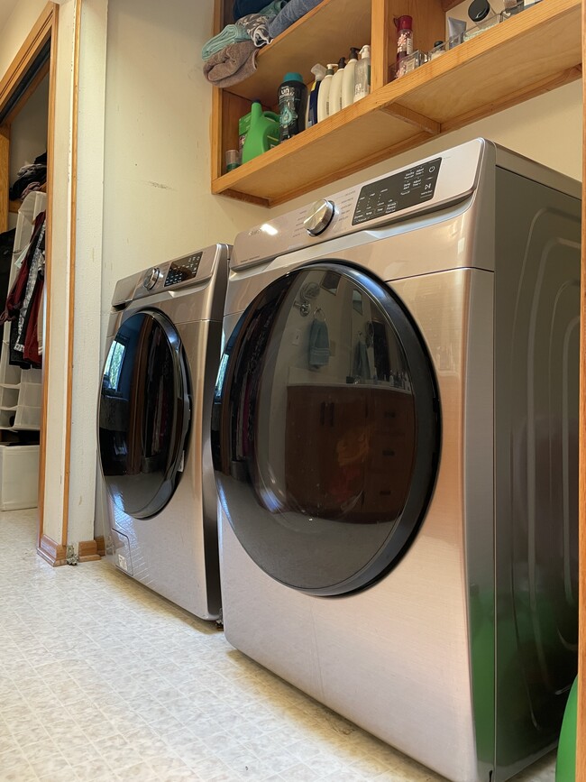 Building Photo - 2018 Greenbriar Cir