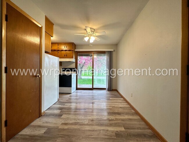 Building Photo - 400 Stamm St