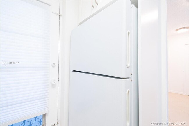 Building Photo - 220 Kings Point Dr