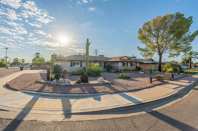 Building Photo - BEAUTIFUL SOUTH SCOTTSDALE - CORNER LOT & ...