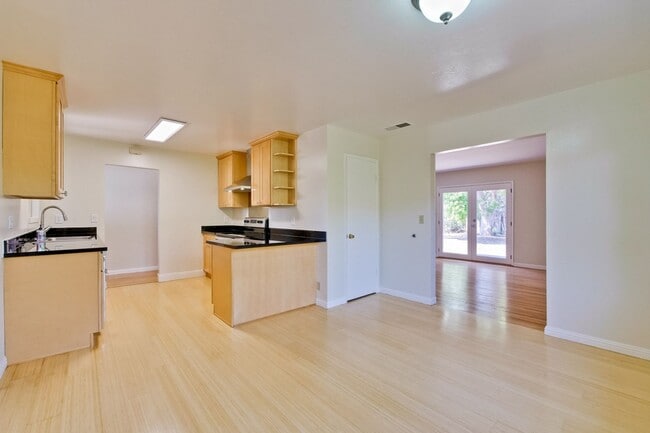 Building Photo - Beautiful Birdland Home on Quiet Cul-de-Sa...