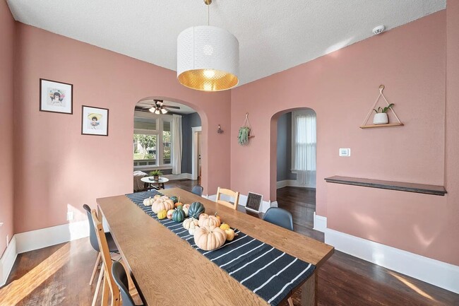Building Photo - Magnificent, Beautifully UPDATED, 3 Bedroo...