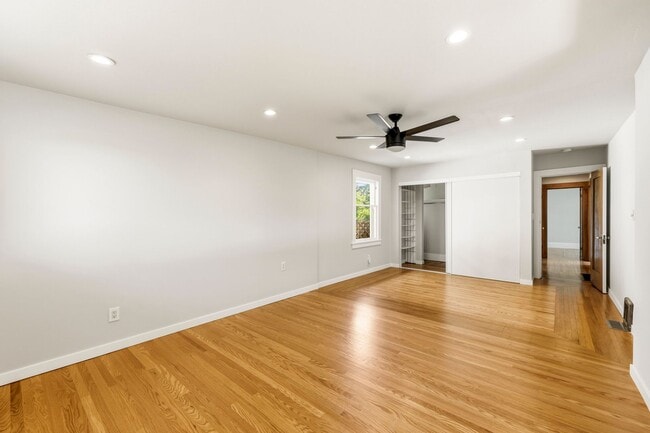 Building Photo - Classic 3bed/2bath Home Near Lake Merritt with Fresh Updates