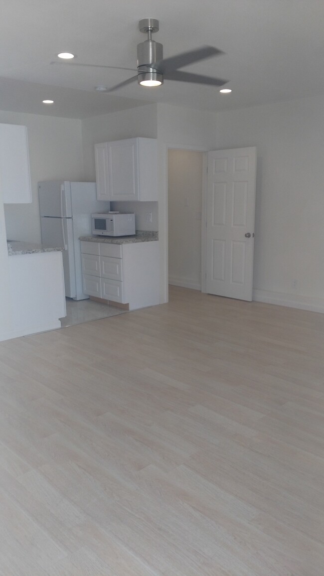 Floor - 22638 Saticoy St