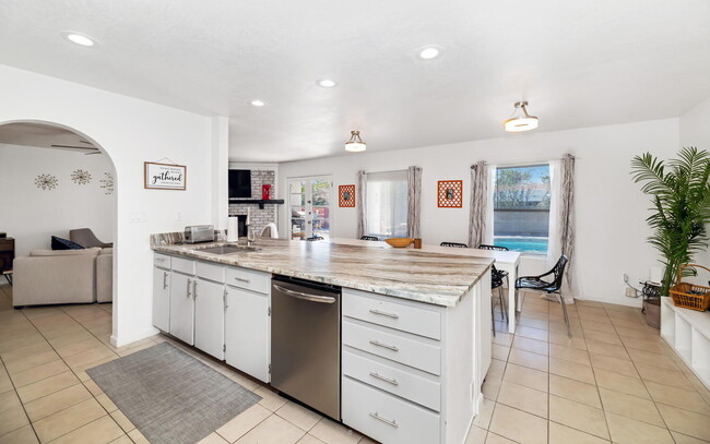 Building Photo - Spacious 5-Bed Scottsdale Home with Pool &...