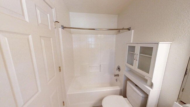 Building Photo - "Spacious 3-Bedroom Retreat with 2 Full Ba...
