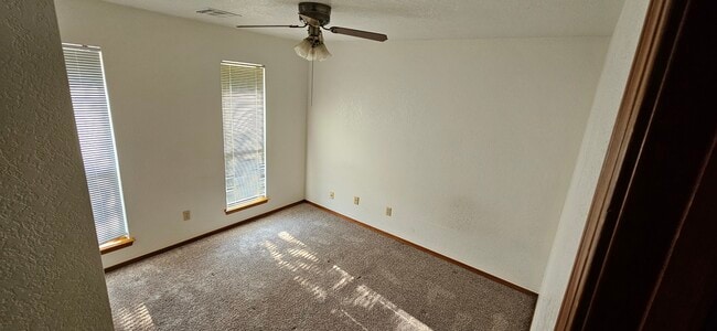 Building Photo - 1320 Greenfield Dr