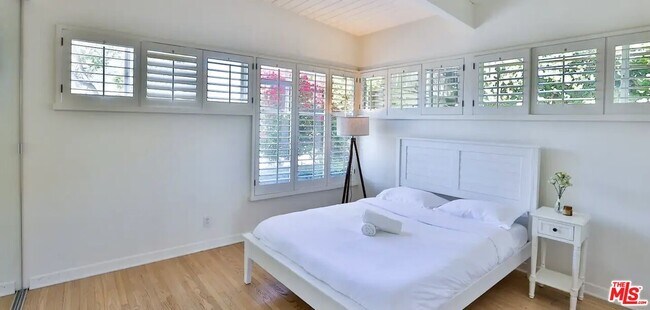 Building Photo - 2042 Linda Flora Dr