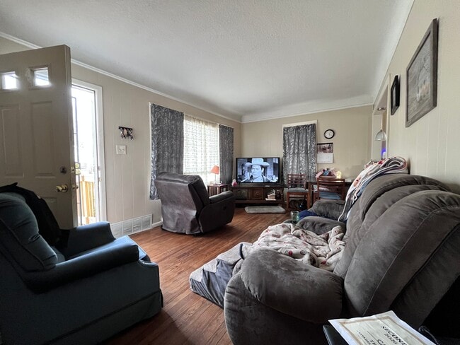 Building Photo - 3007 Mahaska Ave