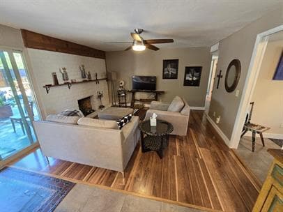 Building Photo - Beautiful EAST SIDE 4bd/2ba home with Huge Backyard!!!