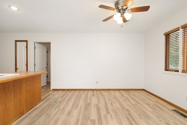 Building Photo - Large Family home For rent!