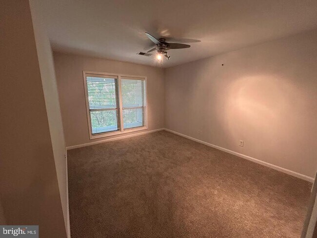 Building Photo - 3175 Summit Square Dr