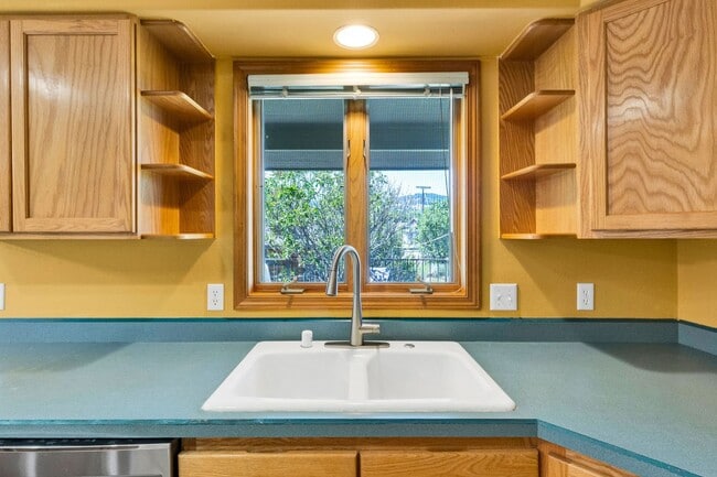Building Photo - Single Family Home in LOLO, 4 bed / 3 bath...