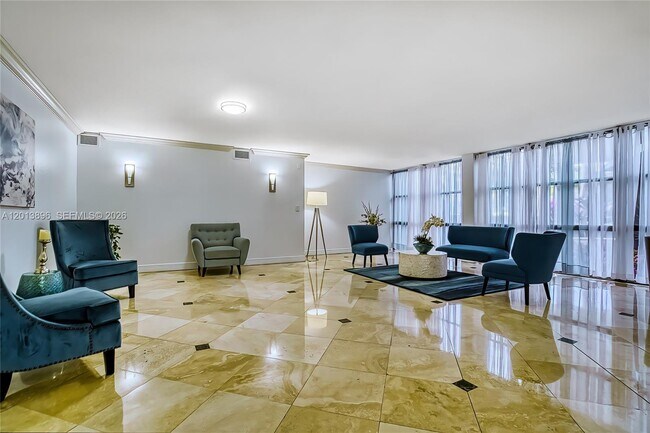 Building Photo - 800 Parkview Dr