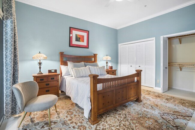 Building Photo - ** OLDE NAPLES ** 3 BED + DEN / 3 BATH - GARAGE - WALK TO BEACH & DOWNTOWN - SHORT TERM RENTAL