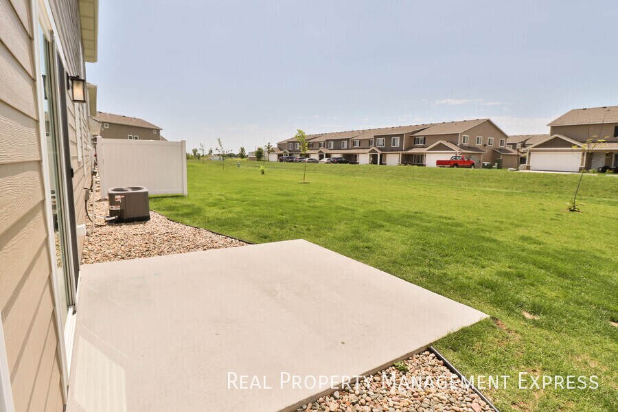Building Photo - Beautiful 2 Story Townhome with Loads of A...