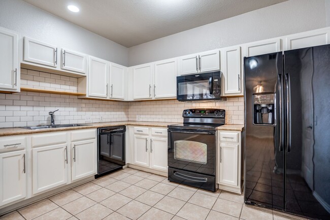 Building Photo - 3 Bedroom/2.5 Bath Pecan Hill Subdivision