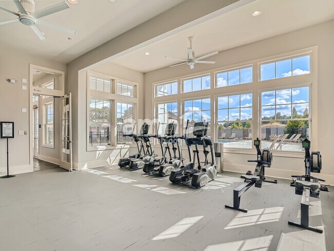 Building Photo - 245 Lake Vista Dr