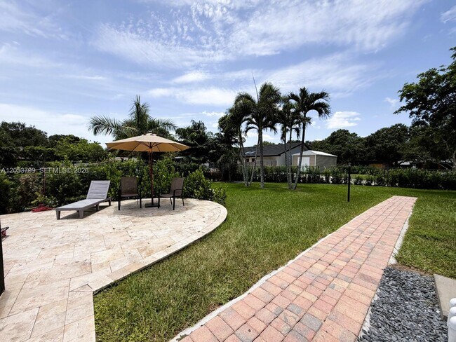 Building Photo - 10950 SW 40 Ct