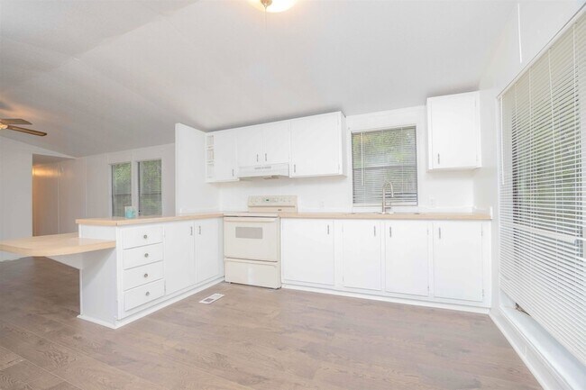 Building Photo - 7553 US-1