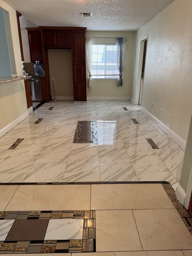 Building Photo - Tracy 4 Bedroom 2 Bathroom Home with a pool