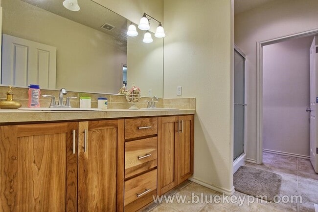 Building Photo - North Bethany Home, 4 Bed 2.5 Bath near PCC Rock Creek and Springville Elem School