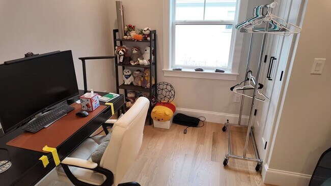 Building Photo - 33 Hovey St