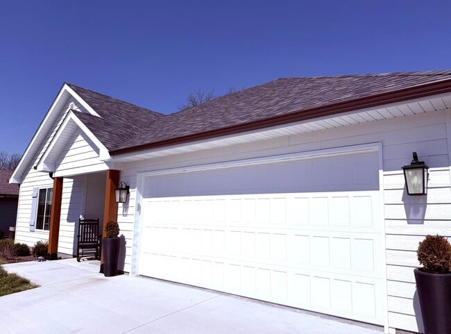 Building Photo - 7671 N Rainbow Dr