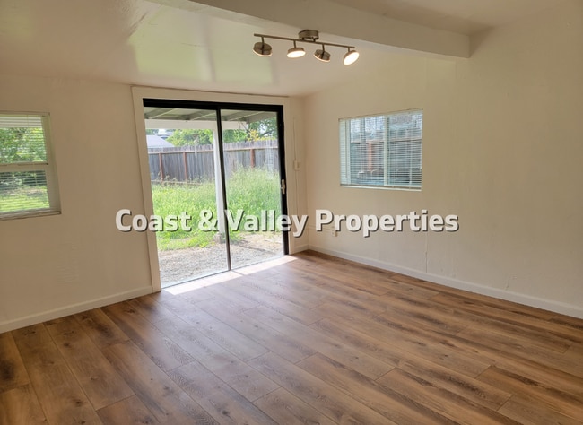 Building Photo - 2BD HOUSE IN HOLLISTER FOR RENT