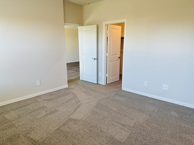 Building Photo - 801 Easthill Dr